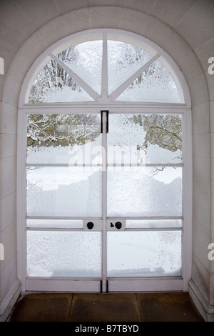 Les forces de l'air Runnymede Memorial - Cloître porte dans la neige et de la glace Banque D'Images