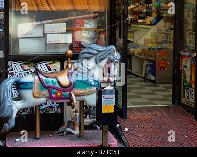 Porte et d'une devanture de bodega dans le Queens, New York. Banque D'Images