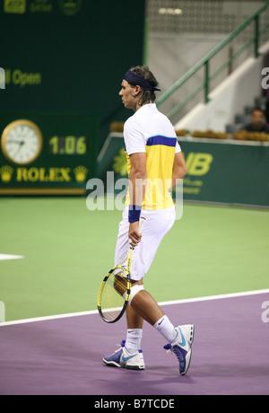 N° 1 mondial Rafael Nadal fait face à la défaite à la fin de son match contre Gael Monfils à l'Open du Qatar 8 Janvier 2009 Banque D'Images