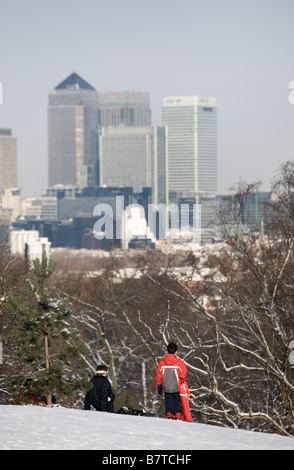 3/2/2009 Jeune garçon pause pour prendre la vue sur Docklands de Londres Greenwich Park Banque D'Images