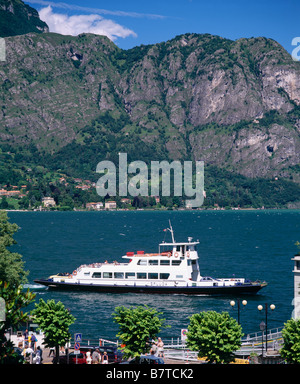 Roulier à passagers et véhicules. Vue de Bellagio sur le lac de Côme à Cadenabbia, Lombardie, Italie. Banque D'Images