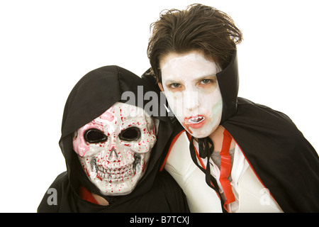 Portrait de deux jeunes garçons en costumes d'Halloween effrayant isolated on white Banque D'Images