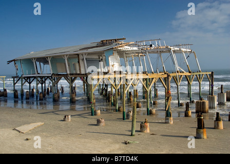 Vestiges d'une boutique de souvenirs détruits par l'ouragan Ike en 2008 sur la plage au Seawall Boulevard à Galveston Texas USA Banque D'Images