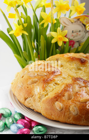 Joyeuses Pâques pâtisserie traditionnelle à gâteau sur une table d'assiette levain bonbons sucrés table de cuisson fond blanc personne aucune verticale haute résolution Banque D'Images