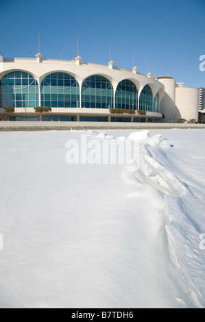 Une vue d'hiver du centre de congrès Monona Terrace, à partir de la glace d'un lac Monona, Madison, Wisconsin Banque D'Images