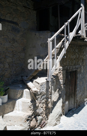 Vieille maison abandonnée avec escaliers et rampes en bois cassée à Kakopetria village montagnes Troodos, Chypre du Sud Banque D'Images