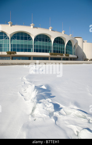 Une vue d'hiver du centre de congrès Monona Terrace, à partir de la glace d'un lac Monona, Madison, Wisconsin Banque D'Images