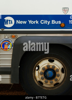 Côté roue et d'un New York City bus MTA MTA montrant le logo. Banque D'Images