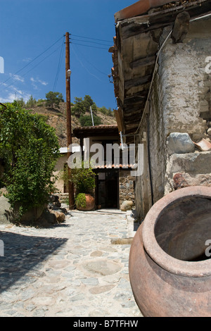 Kakopetria - vue sur le village avec de grandes winery en premier plan dans les montagnes de Troodos, Chypre du Sud Banque D'Images