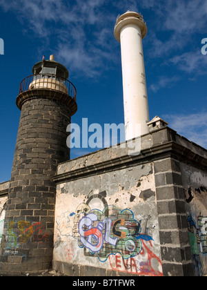 Anciens et nouveaux phares Faro de Pechiguera sur le coin sud-ouest de Lanzarote, îles canaries Banque D'Images