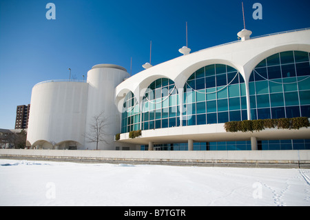 Une vue d'hiver du centre de congrès Monona Terrace, à partir de la glace d'un lac Monona, Madison, Wisconsin Banque D'Images