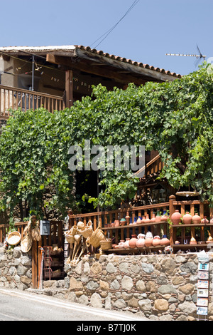 Magasin de poterie de la rue dans le village de Kakopetria, montagnes Trodos, sud de Chypre Banque D'Images