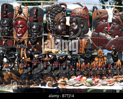 Un étal vendant des ornements africains en bois sculpté au marché du dimanche de Teguise Lanzarote la plus grande dans les îles canaries Banque D'Images