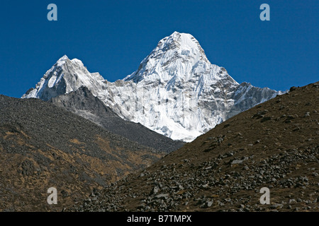 Amadablam majestueuse montagne en arrière-plan vu dans la région de la vallée de Khumbu Everest Népal Banque D'Images