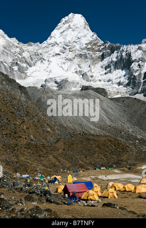 Amadablam majestueuse montagne en arrière-plan et camp de base de l'alpiniste vu dans la région de la vallée de Khumbu Everest Népal Banque D'Images