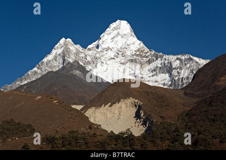 Amadablam majestueuse montagne en arrière-plan vu dans la région de la vallée de Khumbu Everest Népal Banque D'Images