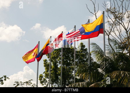 Gamboa Rainforest Resort et Villages hall dans la ville de Panama. Drapeaux de pays panaméricains. Banque D'Images