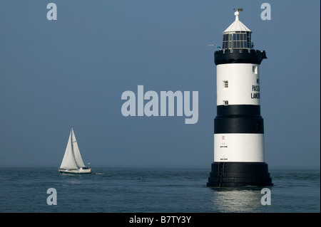 Location passant Penmon phare au large de la côte d'Anglesey, dans le Nord du Pays de Galles Banque D'Images