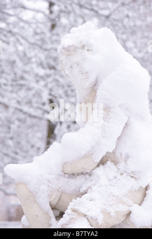 Statue de St James's Park couvert de neige London United Kingdom Banque D'Images