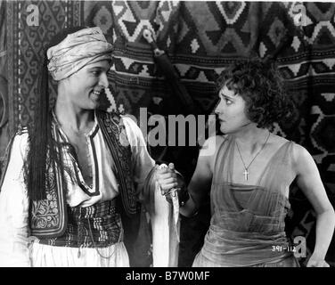 Le Cheik Année : 1921 USA Rudolph Valentino, Agnes Ayres Réalisateur : George Melford Banque D'Images