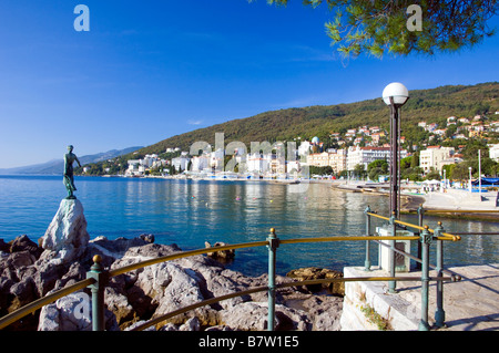 La baie de Kvarner et la promenade du bord de mer avec la statue Maiden avec la mouette à Opatija, Croatie Banque D'Images