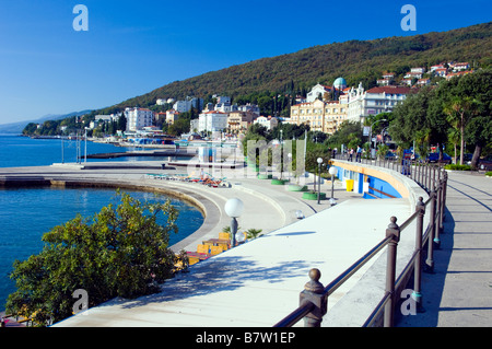 La promenade de bord de mer Lungomare donnant sur la baie de Kvarner à Opatija, Croatie Banque D'Images