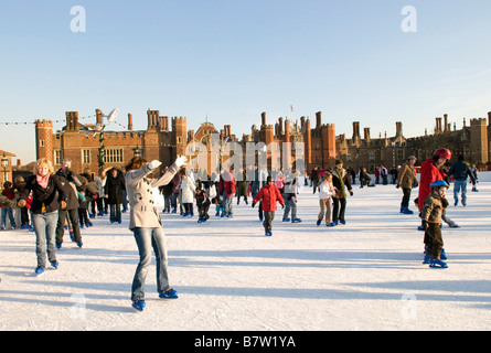 Les gens patiner sur un beau jour d'hiver, à Hampton Court Palace Banque D'Images