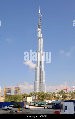 Le bâtiment Burj Khalifa Dubaï aux Émirats Arabes Unis avec la construction en premier plan du site Banque D'Images