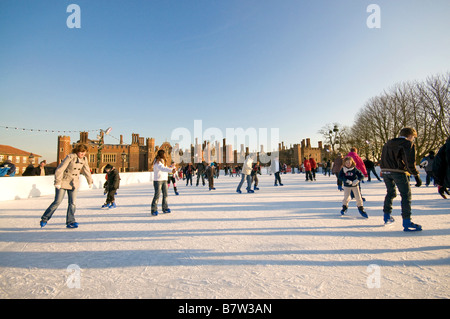 Les gens patiner sur une patinoire à Hampton Court Palace Banque D'Images