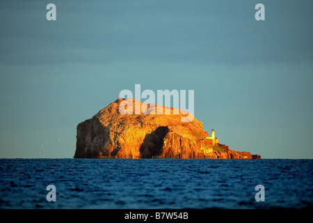 Le Bass Rock, Firth of Forth, Ecosse, UK, au coucher du soleil en hiver, de Yellowcraig beach. Banque D'Images