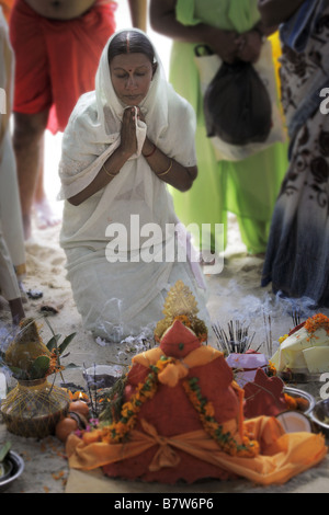 Femme en prière pendant le festival Ganesh Chaturthi Banque D'Images