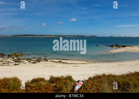 Un seul canot vide se trouve sur la plage de sable blanc de Pentle Bay Tresco Penzance Cornwall England UK Banque D'Images