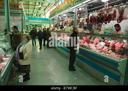 Personnes dans food market Malaga Espagne Banque D'Images