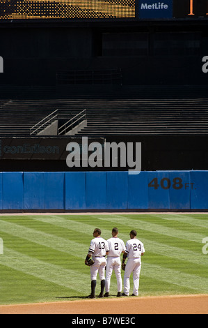 Derek Jeter, Alex Rodriguez se présenter à l'hymne national, la dernière saison Yankee Stadium, 2008 Banque D'Images