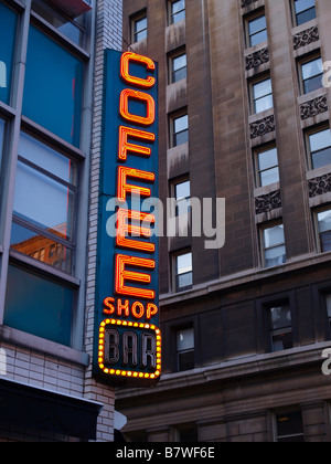 La célèbre enseigne au néon à l'extérieur de la célèbre 'Coffee Shop' sur Union Square à Manhattan, New York. Banque D'Images