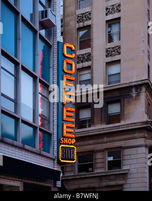 La célèbre enseigne au néon à l'extérieur de la célèbre 'Coffee Shop' sur Union Square à Manhattan, New York. Banque D'Images