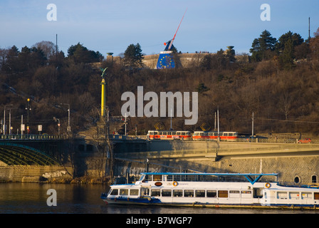 La circulation sur et autour de la rivière Vltava, dans le centre de Prague République Tchèque Europe Banque D'Images