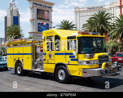 Pierce Quantum Camion à incendie de la Clark County Fire Department sur Las Vegas Boulevard Las Vegas NEVADA USA. Fierté de la bande. Banque D'Images