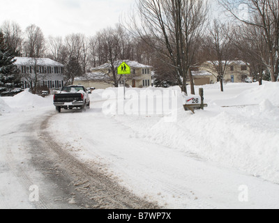 Rue de banlieue après une tempête de neige. Banque D'Images