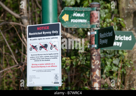 Byway restreint signer - aucun droit pour les véhicules à moteur et sentier des signes. Banque D'Images