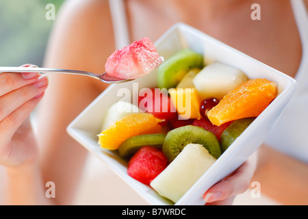 Girl eating fruit Banque D'Images