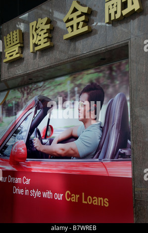 Jeune homme sourire Singapour Chinatown china chinese streetshop marché magasin centre downtown homme billboard Banque D'Images