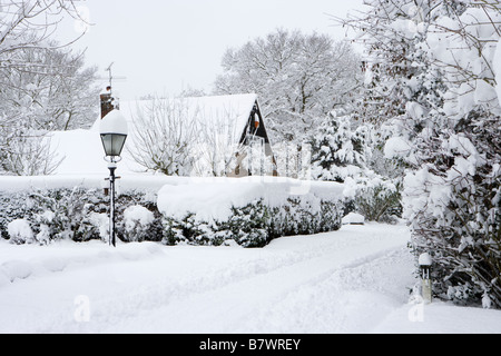 Rue résidentielle après de fortes chutes de neige. Envoyer, Surrey, UK Banque D'Images