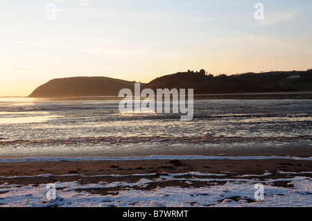 Frosty coucher du soleil sur l'estuaire de la Towy vers Llanstephan Castle Carmarthenshire Wales Banque D'Images