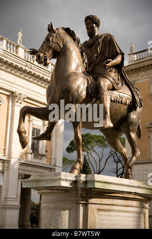 La statue équestre en bronze de Marc-aurèle sur la colline du Capitole à Rome Banque D'Images