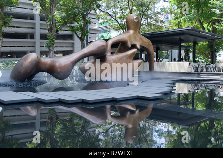 Grand reclining figure Henry Spencer Moore Raffles Place Singapore CBD financial bank centre commercial Banque D'Images