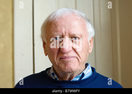 Portrait d'un homme de race blanche de 70 ans aux yeux bleus Banque D'Images