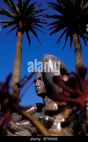 Gaia la Terre Mère statue en marbre à l'abbaye de Tresco Jardins Îles Scilly Cornwall Banque D'Images