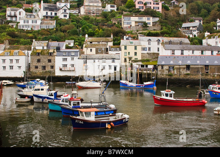 Assortiment de bateaux dans port de Polperro Cornwall UK Banque D'Images