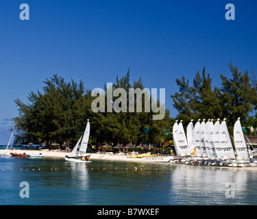 Hobie Cats à la plage du Club Med à la Pointe aux Canonniers à l'Ile Maurice côte est nord sud Banque D'Images